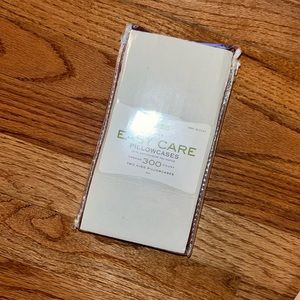 EASY CARE KING PILLOWCASES.